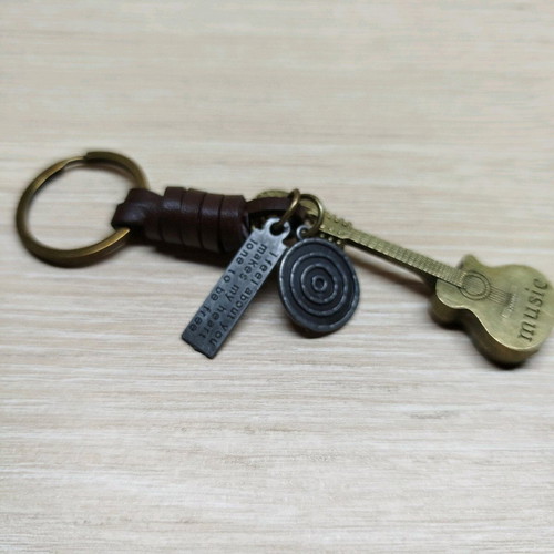 Men's guitar keychain new, brown with gold details