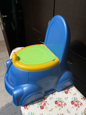 Γιογιό καθισματάκι αυτοκινητάκι σαν καινούργιο με αφαιρούμενο δοχείο