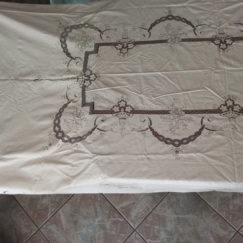 Vintage tablecloth like new with six napkins