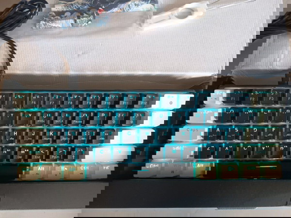 Πληκτρολόγιο γραφείο με μπλε switch και πράσινο- μπλε φως