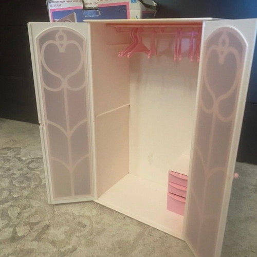 Sindy Wardrobe like new in original box