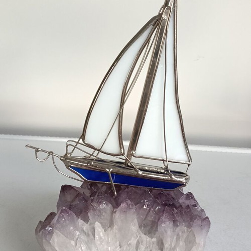 Vintage Tiffany-style sailboat with amethyst base, 15 cm