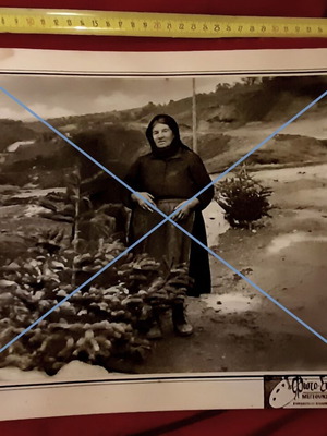 Vintage ασπρόμαυρη φωτογραφία ηλικιωμένης γυναίκας με μαντίλα, 39x29 εκ., Φώτο Στυλ Μεγούνης