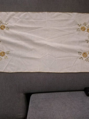 Handmade table runner like new with 2 napkins