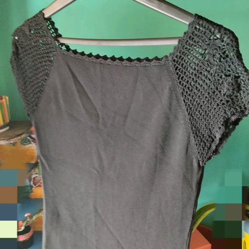 Blouse with knitted sleeve elastic like new
