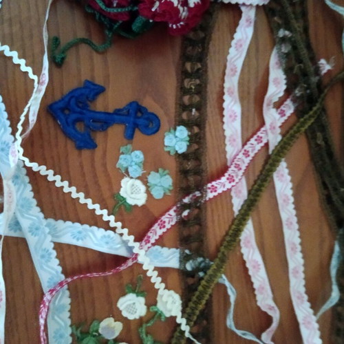 Decorative rickrack like new, set with carnation and anchor