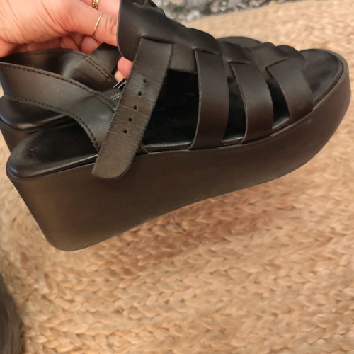 Tamaris wedge leather sandals like new, size 40, black