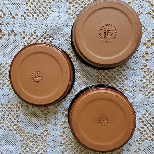 Ramekins and tart pan set like new, 10 ramekins and 1 tart pan
