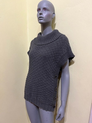 Knitted warm short-sleeve gray sweater One Size used with buttons