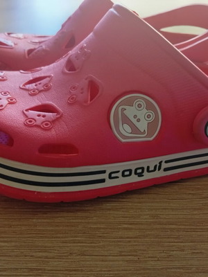 Coqui pink children's beach clogs like new, sizes 32-33