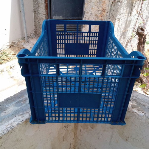 Plastic crate like new for transporting fruits and vegetables