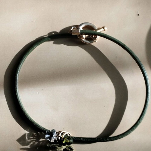 Necklace with green leather and crystals like new
