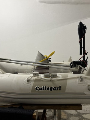Inflatable boat like new with electric motor, battery and aluminum floor