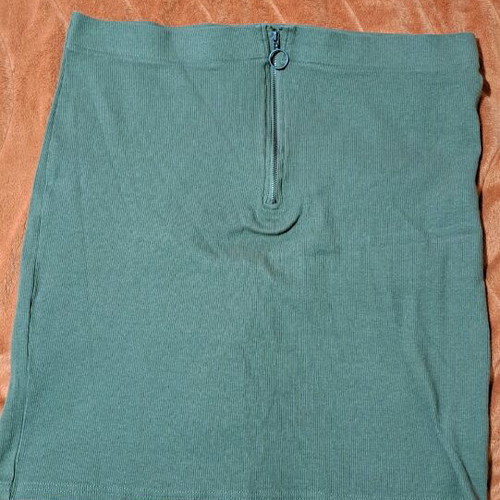 Skirt no 44 elastic like new, green, size XXL