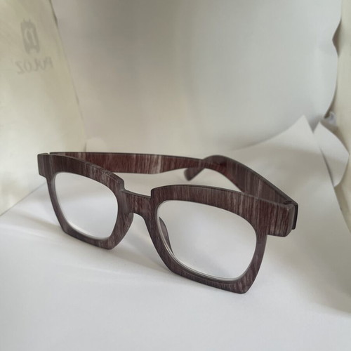 Unisex presbyopia glasses with geometric design