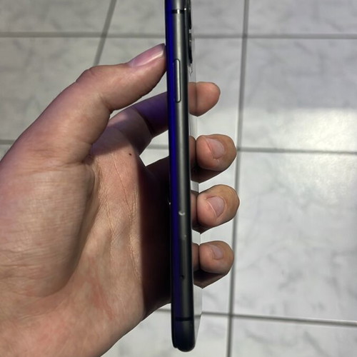 iPhone 11 used with cracked screen, 128GB, 87% battery health
