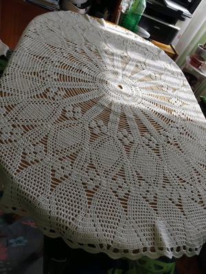 Покривка на една кука ръчна изработка като ново, диаметър 107 см, екрю