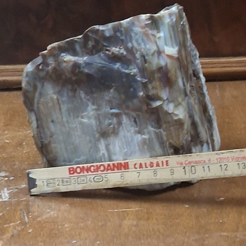 Petrified wood used, 1.05 kg with crystals