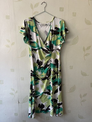 Dress A-Style white with green flowers, short sleeve, V-neck, size M like new
