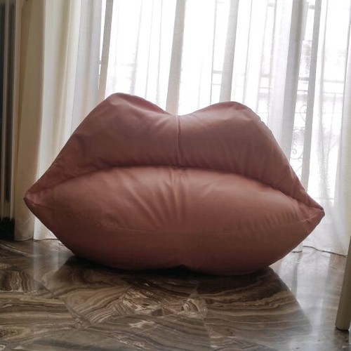 Pouf lips used, pink