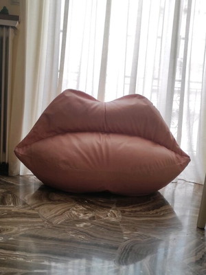 Pouf lips used, pink