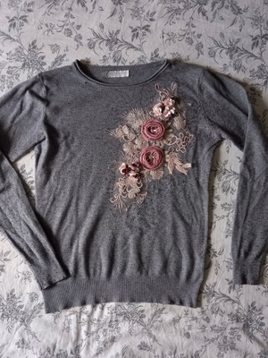 Thin blouse used with appliqué flowers, gray multicolor, size L
