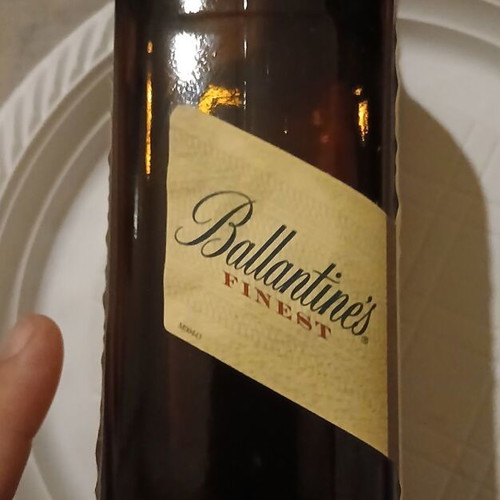 Ballantine's Finest Scotch Whisky 700ml like new, sealed vintage bottle