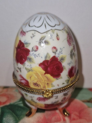 Limoge porcelain decorative egg like new