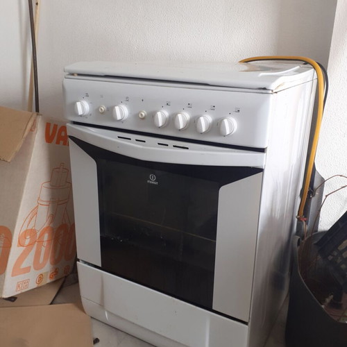 Indesit kitchen stove used, operates with gas bottle