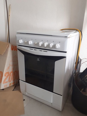 Indesit kitchen stove used, operates with gas bottle