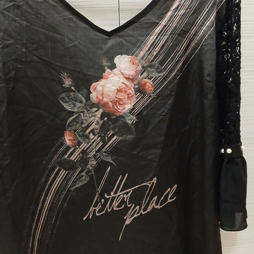 Blouse with rose print, lace sleeves, size M, like new