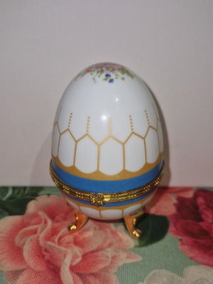 Limoge porcelain decorative egg like new, collectible
