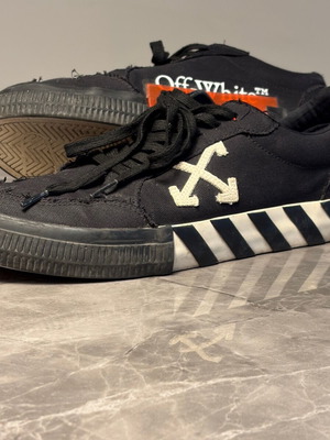 Off White Vulcanized sneakers used, size 43, black