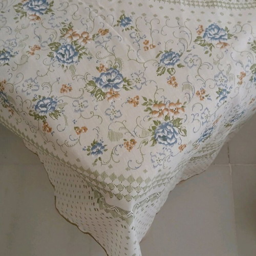 Round tablecloth new with 6 assorted floral napkins