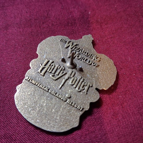 Harry Potter metal pin set new, 5 Hogwarts houses and crest