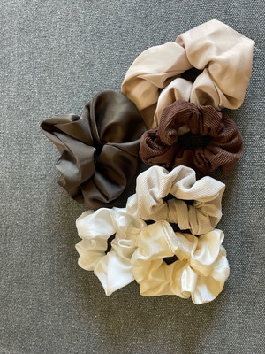 Scrunchies σαν καινούργια, άσπρα και μπεζ λαστιχάκια μαλλιών