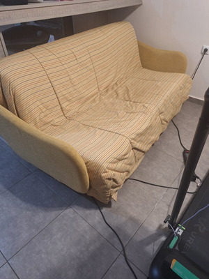 Italian three-seater sofa like new with excellent quality and design