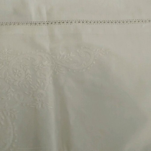 Bed sheet set with embroidery like new, fitted sheet and 2 pillowcases