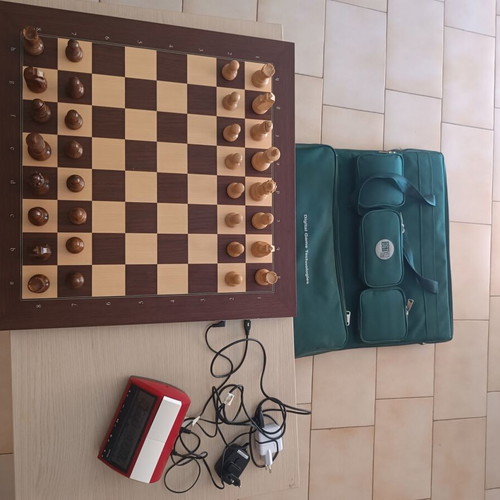 Electronic chessboard like new with walnut wood and carrying case