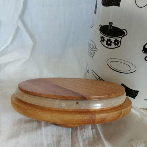 Earthenware kitchen container like new with airtight lid