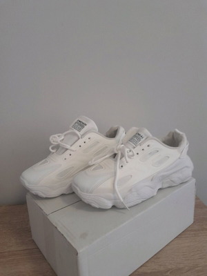 Sneakers white new size 42 in excellent condition