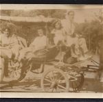 F010  ΙΠΠΗΛΑΤΗ ΑΜΑΞΑ (Χαλκίδα ?) σουβενίρ παλαιά φώτο σέπια (μέγεθος καρτποστάλ) με οικογένεια σε ιππήλατο