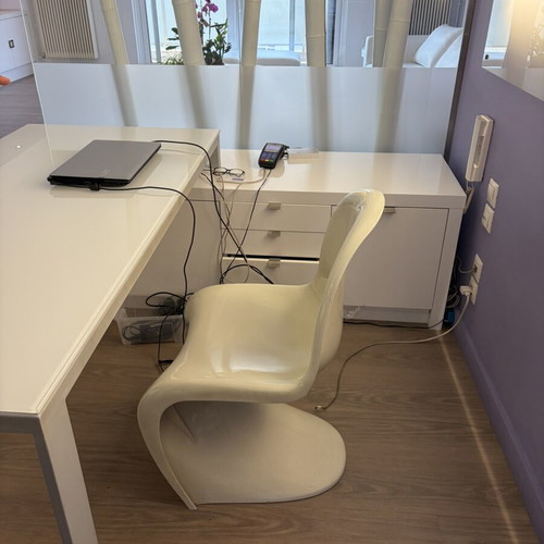 Corner desk 1.90x1.80 with two chairs like new, white lacquer and glass