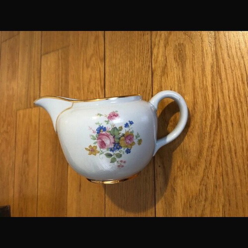 Villeroy & Boch small sauce boat used, porcelain with gold details