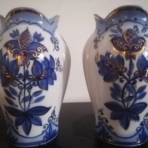 Set of two decorative vases and three figurines
