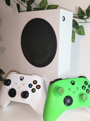 Xbox Series S 512GB console with 2 controllers