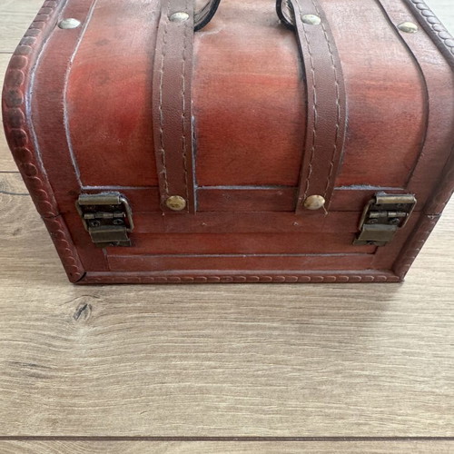 Vintage treasure chest wooden, like new