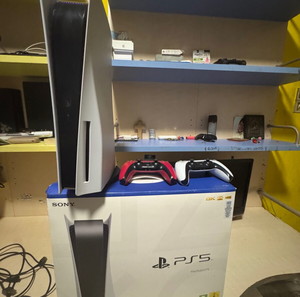 PlayStation 5 + 2 controllers