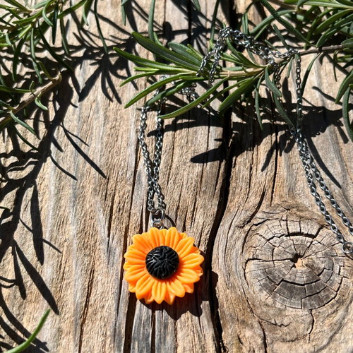 Daisy necklace on stainless steel chain new, orange