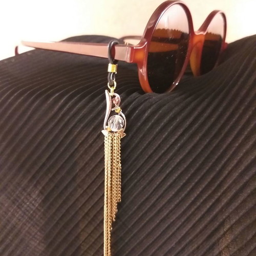 Glasses earring with hanging chains in gold color